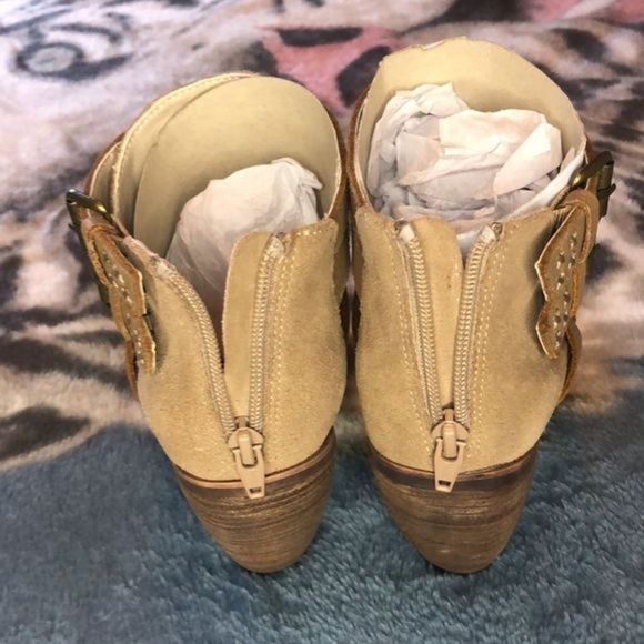 133. SoHo NYC Cobbler leather buckled ankle boots (8.5) - Picture 8 of 17